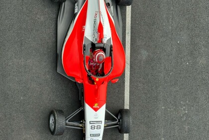 Albert Písařík rozšiřuje sportovní kariéru: parkurový reprezentant zahajuje sezonu ve Formuli 4 s týmem Janík Motorsport