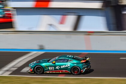 Aston Martin GT4 týmu Janík Motorsport bojoval v Mostě ve vytrvalosti i sprintu. Z domácího podniku si odváží bronz