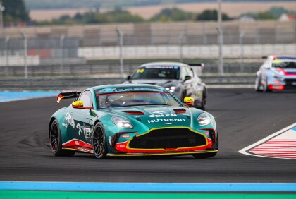 Aston Martin Vantage GT4 týmu Janík Motorsport završil sezonu sérií stříbrných umístění