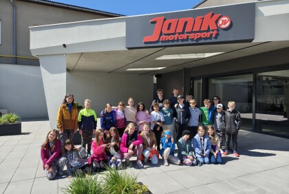 Děti 4. třídy základní školy navštívily závodní tým Janík Motorsport