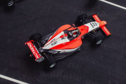 F4 CEZ míří do finále: David Gorčica a Tobiáš Paško bojovali v Brně na Masaryk Racing Days