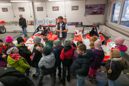 Janík Motorsport otevřel své brány veřejnosti i školám: Druhý ročník Dne otevřených dveří přilákal stovky návštěvníků