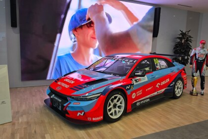 Janík Motorsport přivezl zaměstnancům závodu v Nošovicích motorsportový zážitek