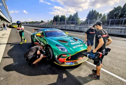 Janík Motorsport testoval v Brně – na trati se proháněl Aston Martin i KTM