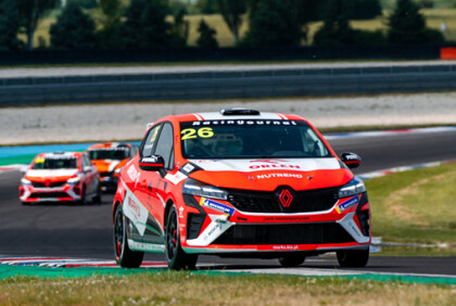 Junioři týmu Janík Motorsport bojovali v Clio Cupu celý víkend na špici. Domů vezou pódia i cenné body