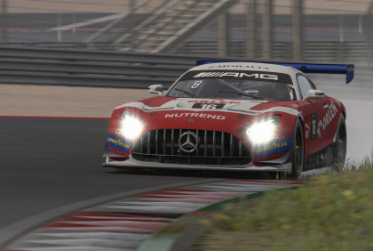 Nehody, déšť a parádní stíhací jízda. Tým Janík Motorsport veze z virtuálních závodů další cenné body