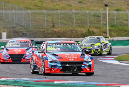 Těsné souboje, pódia a cenné body: Adam Kout po dvou stříbrech z Brna vede šampionát TCR EE