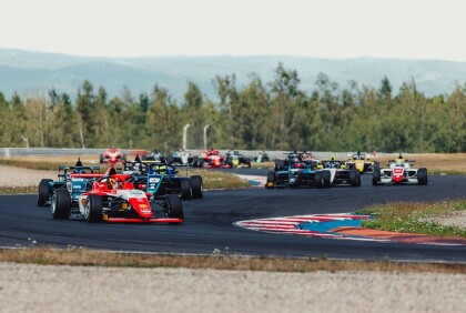 Tým Janík Motorsport absolvoval závody F4 v Mostě. Všichni tři jezdci postoupili do finálového závodu