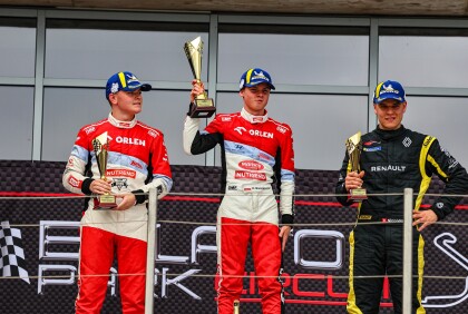 Tým Janík Motorsport je šampionem Clio Cupu! Śmiechowski ovládl pořadí juniorů