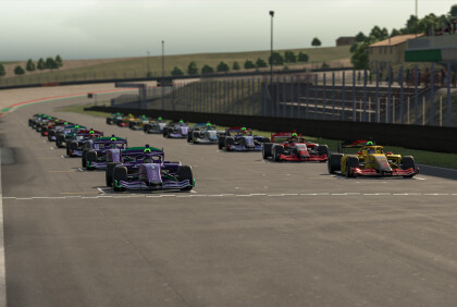 Tým Janík Motorsport měl v esportu smolný závod, z nešťastného průběhu vykřesal alespoň hrstku bodů