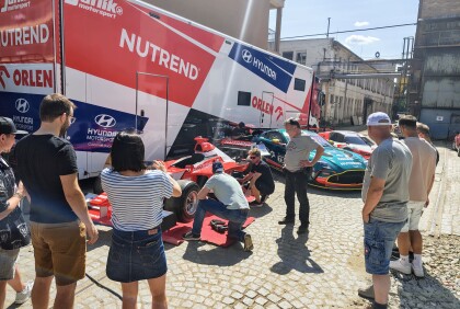 Tým Janík Motorsport ozdobil oslavu 30 let značky Meat Fly
