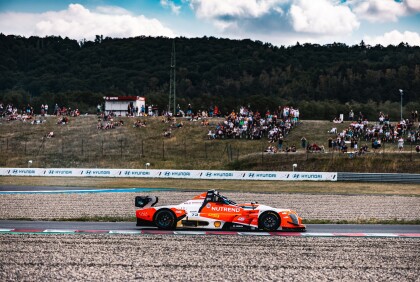 Tým Janík Motorsport slaví v Mostě: Z GT Cupu si veze vítězství ze sprintu i vytrvalostního závodu