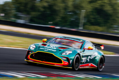 Tým Janík Motorsport vybojoval s Astonem vítězství v kategorii GT4 na Lausitzringu