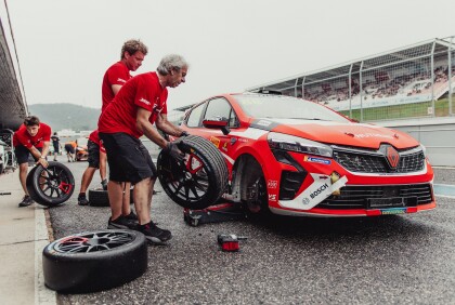 Václav Janík mladší sbíral v Clio Cupu v Mostě cenné zkušenosti i souboje v nabitém poli